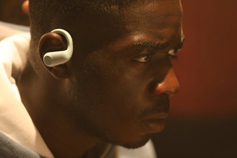 Courir sans se couper du monde : 3 casques audio testés pour le sport en toute sécurité
